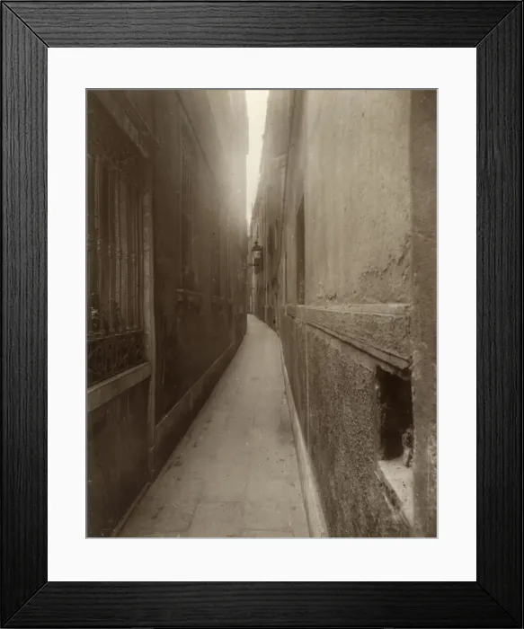 Framed Print : Narrow street in Venice, Italy Framed Print : Narrow street in Venice, Italy