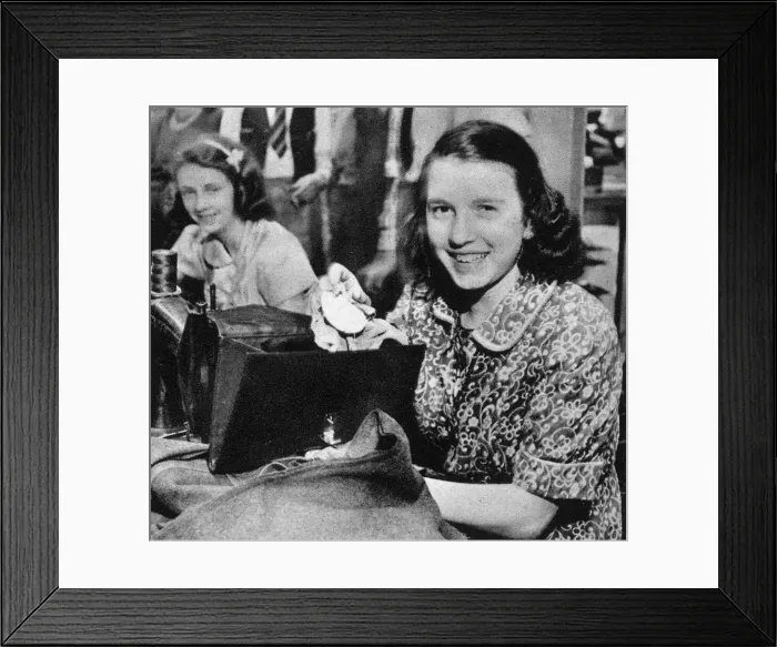 Framed Print : Mabel Knibbs of Windsor with her new handbag, 1941