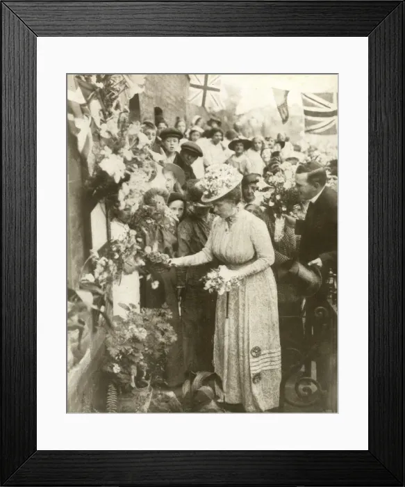 Framed Print : Queen Mary laying flowers at Hackney, WW1 Framed Print : Queen Mary laying flowers at Hackney, WW1