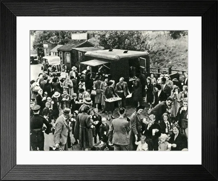 Framed Print : Refreshments for evacuees, WW2 Framed Print : Refreshments for evacuees, WW2