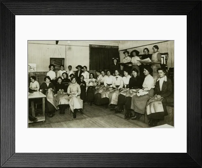Framed Print : Making sacks and warm clothes for the troops, WW1 Framed Print : Making sacks and warm clothes for the troops, WW1