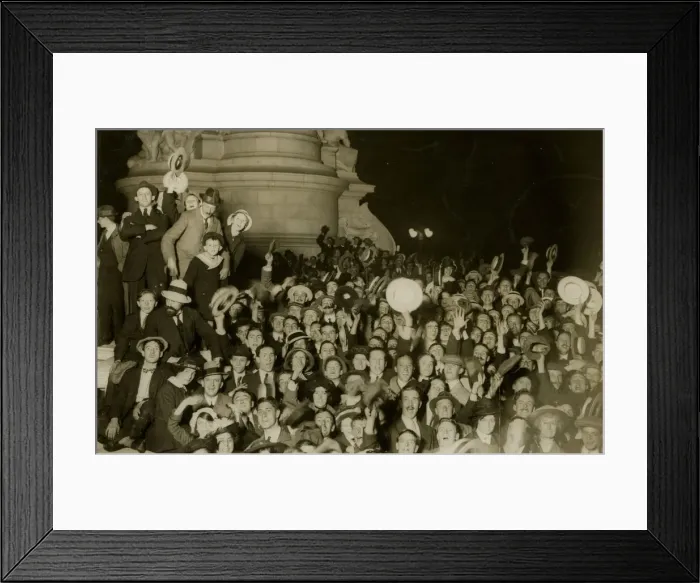 Framed Print : People by the Victoria Memorial, outbreak of WW1 Framed Print : People by the Victoria Memorial, outbreak of WW1