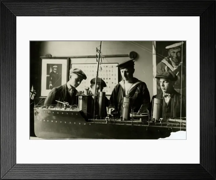 Framed Print : Royal Navy recruitment office, Strand London, WW1 Framed Print : Royal Navy recruitment office, Strand London, WW1