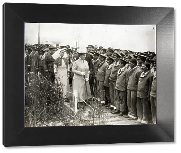 Queen Mary visiting convalescent soldiers, WW1