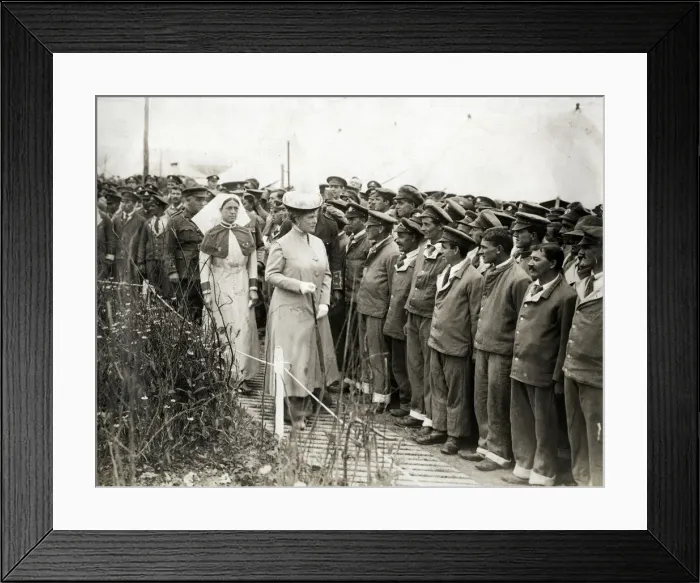 Framed Print : Queen Mary visiting convalescent soldiers, WW1 Framed Print : Queen Mary visiting convalescent soldiers, WW1