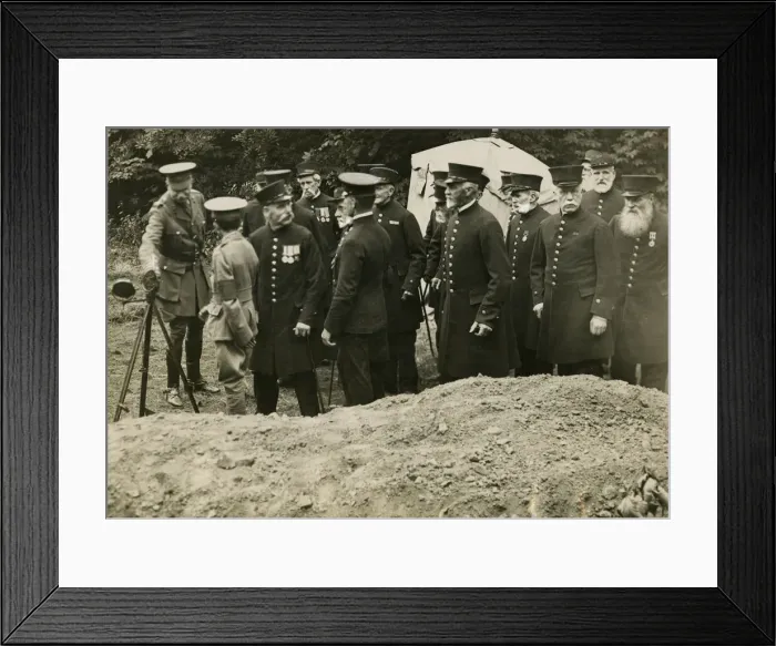 Framed Print : Colonel Ashley with Chelsea Pensioners, WW1 Framed Print : Colonel Ashley with Chelsea Pensioners, WW1