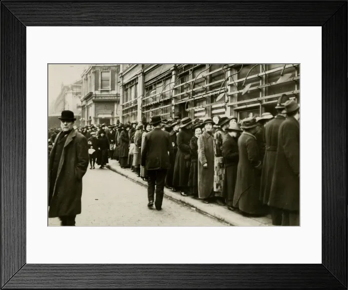 Framed Print : Queues at Smithfield Meat Market, London, WW1 Framed Print : Queues at Smithfield Meat Market, London, WW1