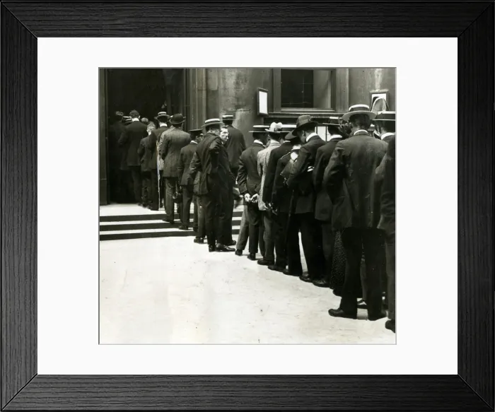 Framed Print : Recruits queueing up to enlist, WW1 Framed Print : Recruits queueing up to enlist, WW1