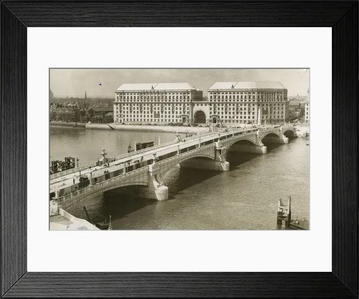 Framed Print : New Lambeth Bridge, River Thames, London Framed Print : New Lambeth Bridge, River Thames, London