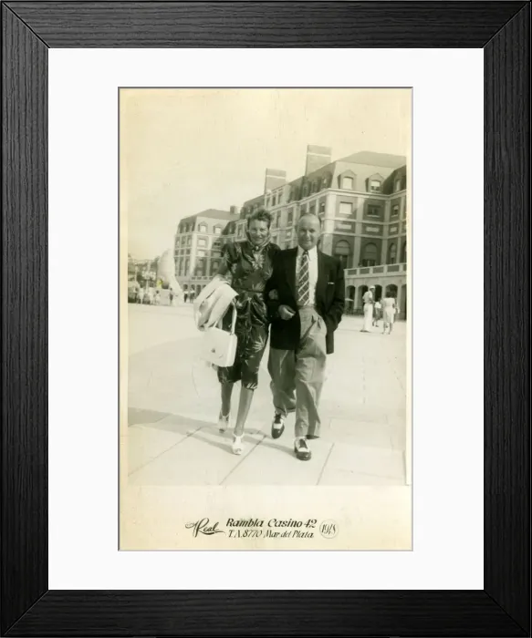 Framed Print : Couple at Mar del Plata, Buenos Aires, Argentina Framed Print : Couple at Mar del Plata, Buenos Aires, Argentina