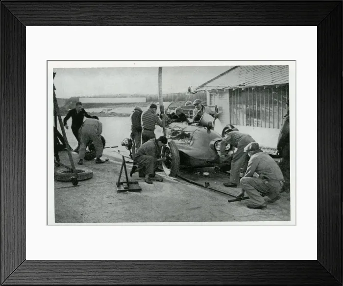 Framed Print : Tyre change and refuelling at Montlhery, France Framed Print : Tyre change and refuelling at Montlhery, France