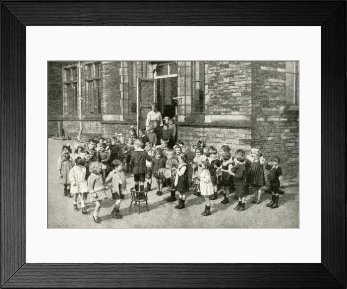Framed Print : Children at a London County Council infants school Framed Print : Children at a London County Council infants school