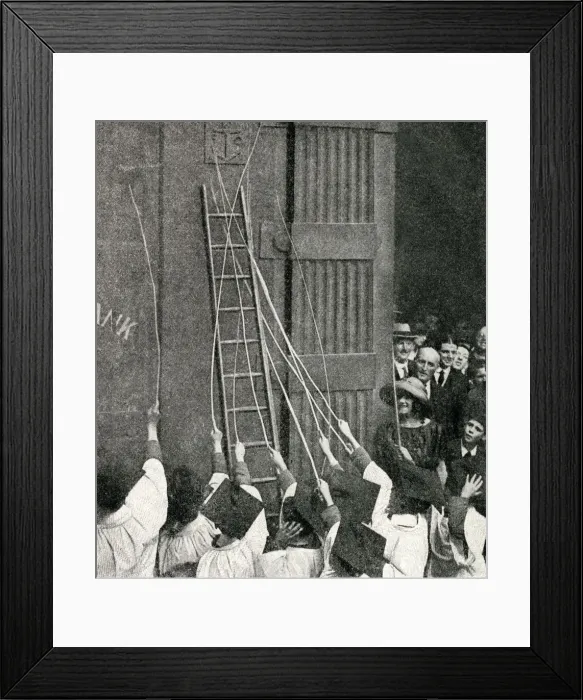Framed Print : Beating the bounds of the parish, St Clement Danes, London Framed Print : Beating the bounds of the parish, St Clement Danes, London