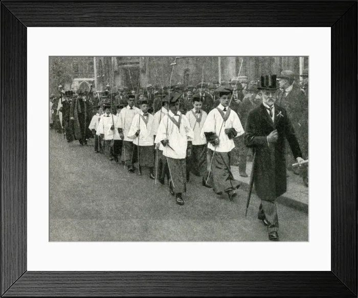 Framed Print : Beating the bounds of the parish, St Clement Danes, London Framed Print : Beating the bounds of the parish, St Clement Danes, London