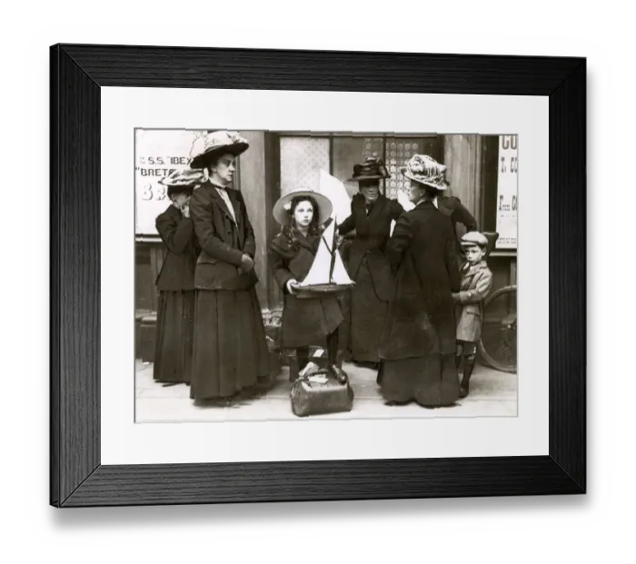 Framed Print : Family leaving on holiday - Paddington Station, London Framed Print : Family leaving on holiday - Paddington Station, London