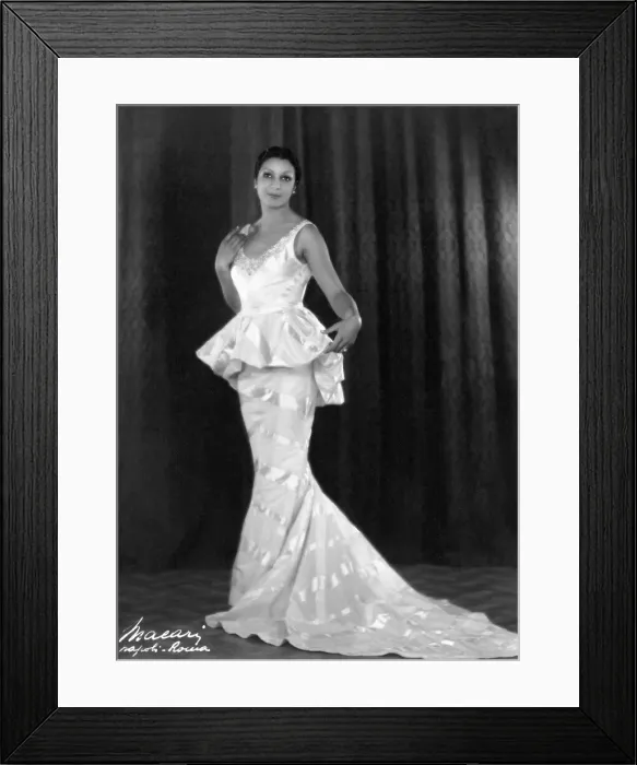 Framed Print : Evelyn Dove by Macari (Italy) Framed Print : Evelyn Dove by Macari (Italy)