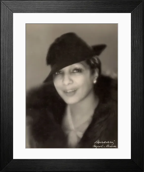 Framed Print : Evelyn Dove by Macari (Italy) Framed Print : Evelyn Dove by Macari (Italy)