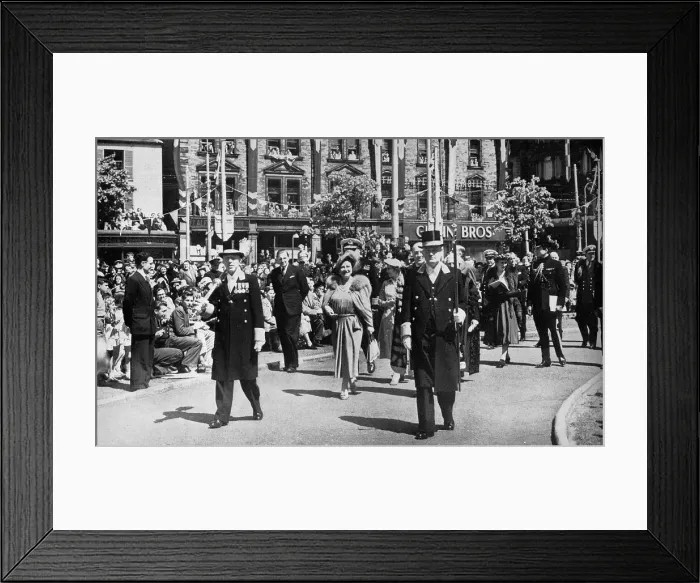 Framed Print : The Queen and Princess Margaret in Belfast Framed Print : The Queen and Princess Margaret in Belfast