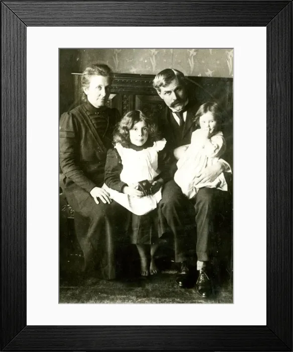 Framed Print : Margaret Ethel MacDonald, Ramsey MacDonald and children Framed Print : Margaret Ethel MacDonald, Ramsey MacDonald and children