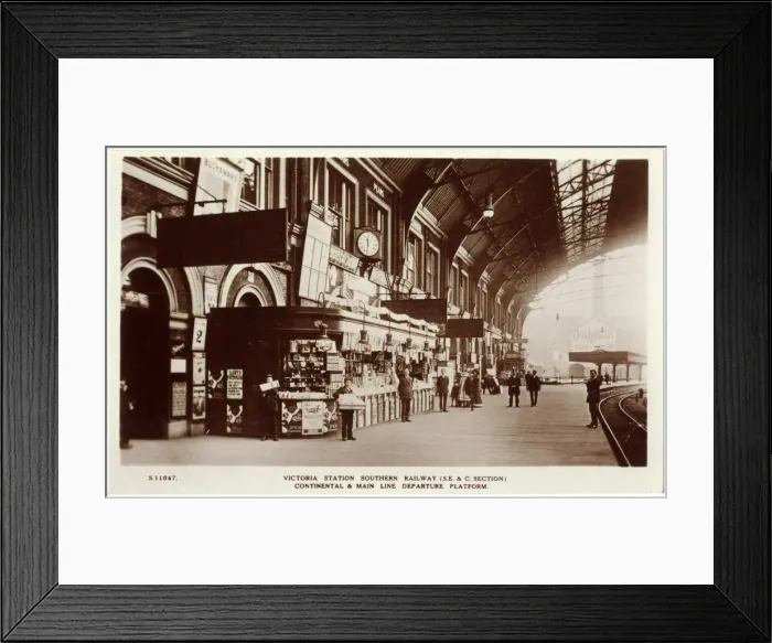 Framed Print : Platform at Victoria Station, London 1926