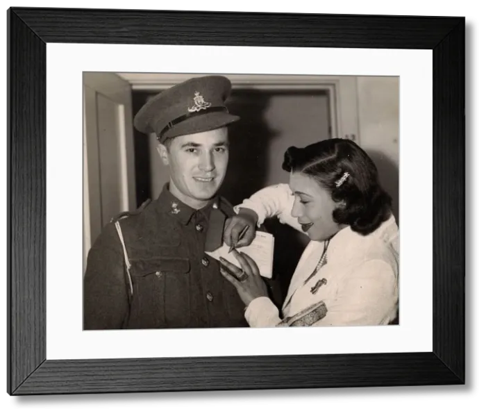 Framed Print : Elisabeth Welch signs an autograph for a serviceman at a con Framed Print : Elisabeth Welch signs an autograph for a serviceman at a con