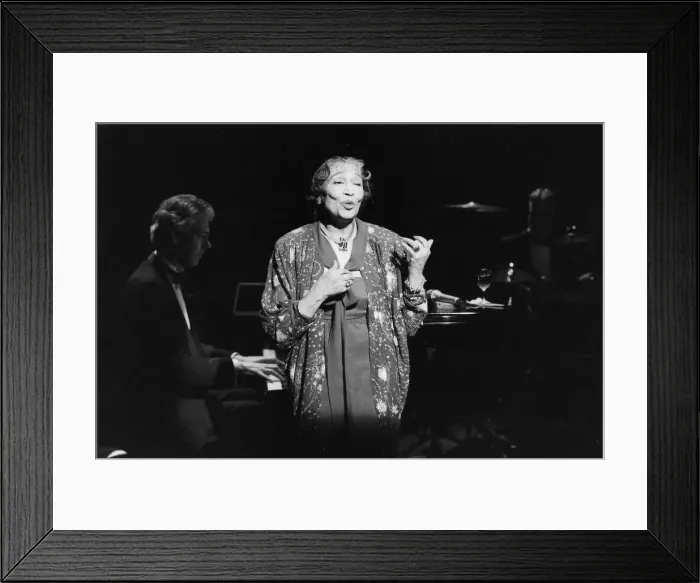Framed Print : Elisabeth Welch in concert at the Almeida Theatre, London du Framed Print : Elisabeth Welch in concert at the Almeida Theatre, London du