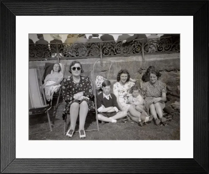 Framed Print : Family on holiday, 1930s Framed Print : Family on holiday, 1930s