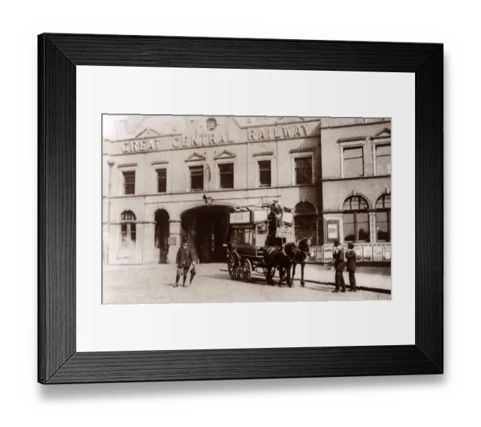 Framed Print : Scene outside Marylebone Station, London Framed Print : Scene outside Marylebone Station, London