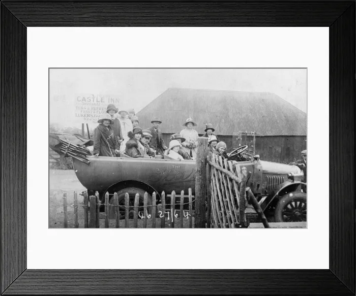 Framed Print : Castle Inn tour bus, Hadleigh, Essex Framed Print : Castle Inn tour bus, Hadleigh, Essex