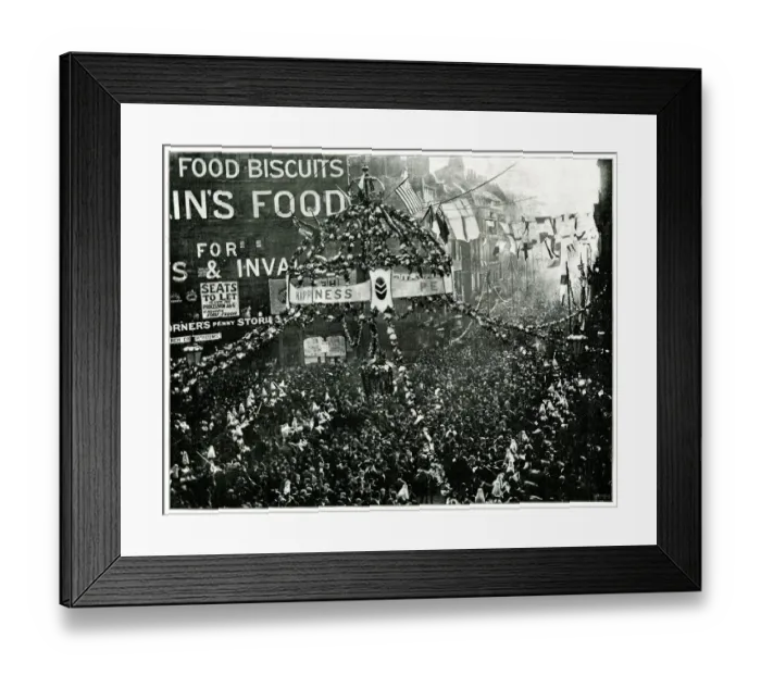 Framed Print : Royal Wedding crowd, Ludgate Circus, London Framed Print : Royal Wedding crowd, Ludgate Circus, London