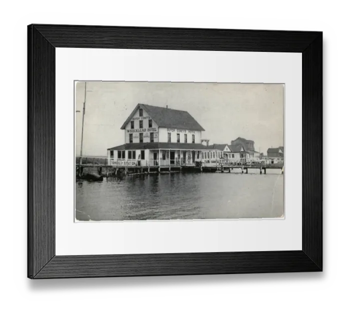 Framed Print : Wrecklead Hotel, Long Island, New York, USA Framed Print : Wrecklead Hotel, Long Island, New York, USA