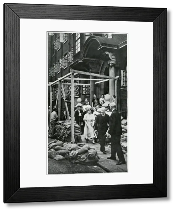 Framed Print : Outbreak of WWII - Queen visits Vincent Square hospital 1939 Framed Print : Outbreak of WWII - Queen visits Vincent Square hospital 1939
