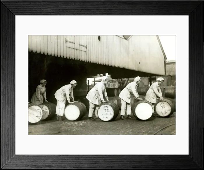 Framed Print : Women doing wartime work at a factory, WW1 Framed Print : Women doing wartime work at a factory, WW1