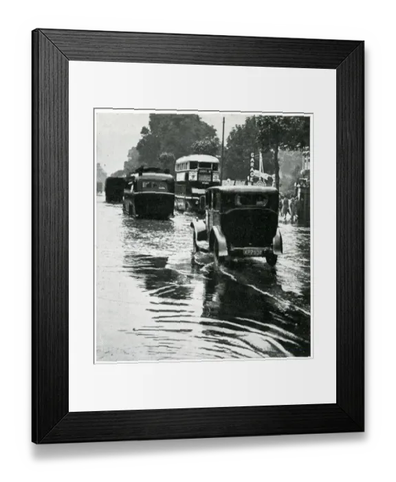 Framed Print : Heatwave floods London 1932 Framed Print : Heatwave floods London 1932