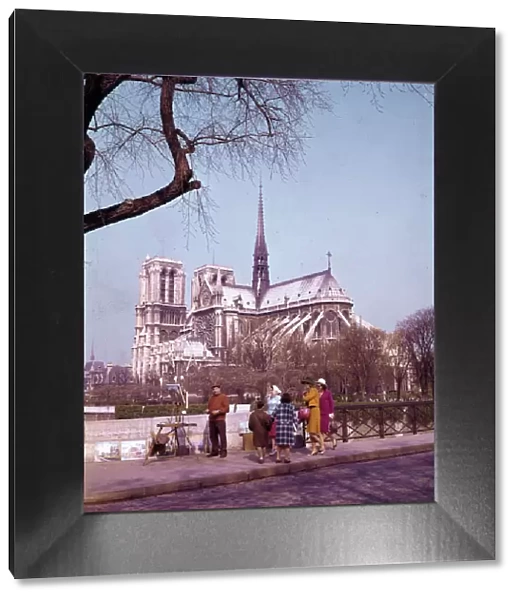 Browsing among the bouquinistes - Paris quais and Notre Dame