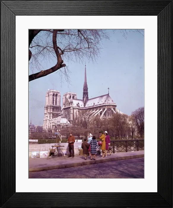 Framed Print : Browsing among the bouquinistes - Paris quais and Notre Dame Framed Print : Browsing among the bouquinistes - Paris quais and Notre Dame