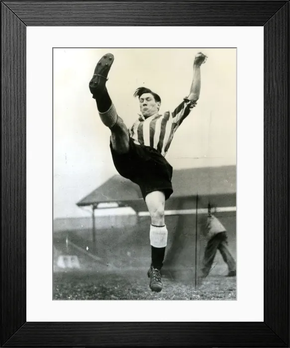 Framed Print : Len Shackleton, English footballer Framed Print : Len Shackleton, English footballer