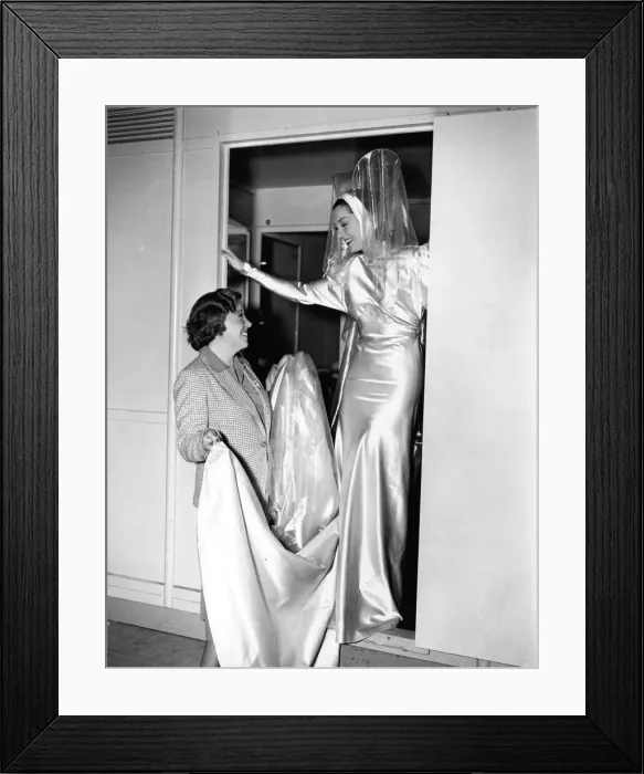 Framed Print : Rosalind Russell and Dolly Tree on the set of Manproof Framed Print : Rosalind Russell and Dolly Tree on the set of Manproof