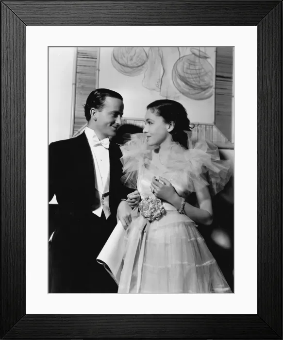 Framed Print : Maureen O?Sullivan and Frank Lawton in Devil Doll (1936) Framed Print : Maureen O?Sullivan and Frank Lawton in Devil Doll (1936)