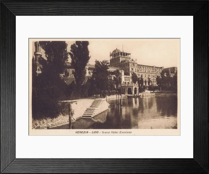 Framed Print : A view of the Hotel Excelsior from the entrance on the canal Framed Print : A view of the Hotel Excelsior from the entrance on the canal