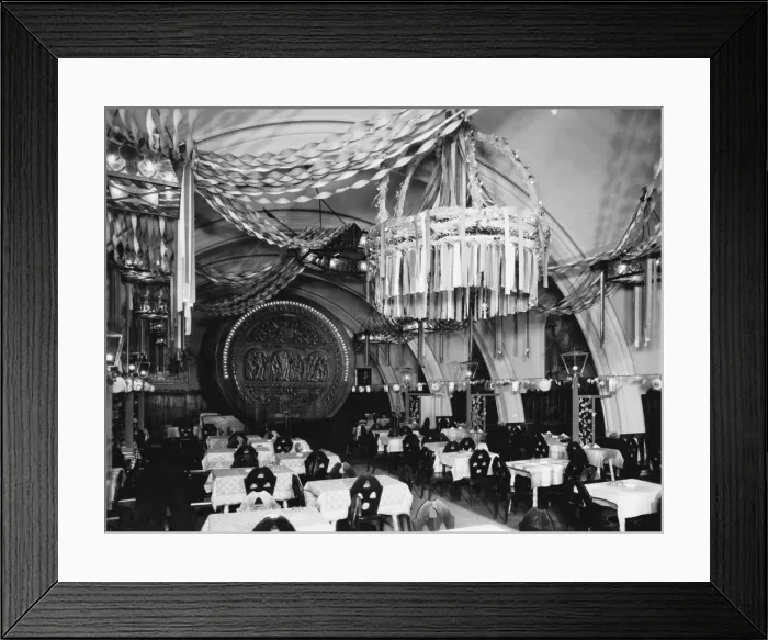 Framed Print : A view of the interior of the Rathaus, beer keller, Vienna Framed Print : A view of the interior of the Rathaus, beer keller, Vienna