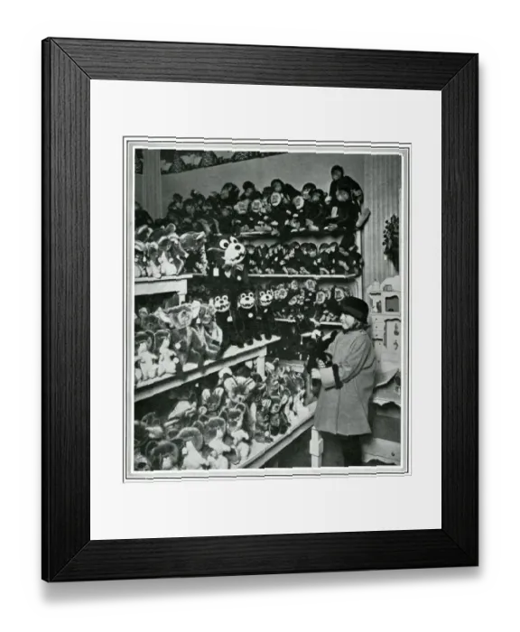 Framed Print : Felix the Cat toys on sale in a London shop, Christmas 1924 Framed Print : Felix the Cat toys on sale in a London shop, Christmas 1924