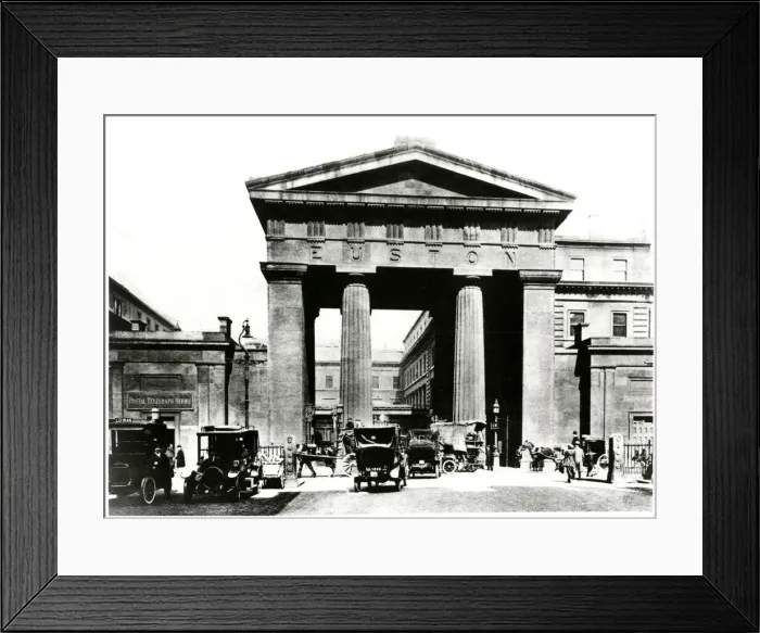 Framed Print : Euston Arch, entrance to the station, London Framed Print : Euston Arch, entrance to the station, London