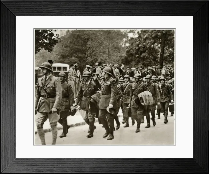 Framed Print : French reservists marching through Paris, September 1939 Framed Print : French reservists marching through Paris, September 1939