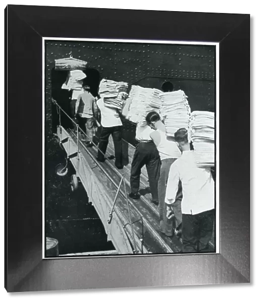 Extra bedding loaded onto Queen Mary ship, September 1939