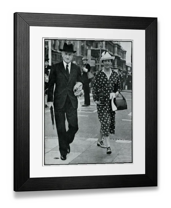 Framed Print : Sir Hoare and his wife carrying gas masks, September 1939 Framed Print : Sir Hoare and his wife carrying gas masks, September 1939