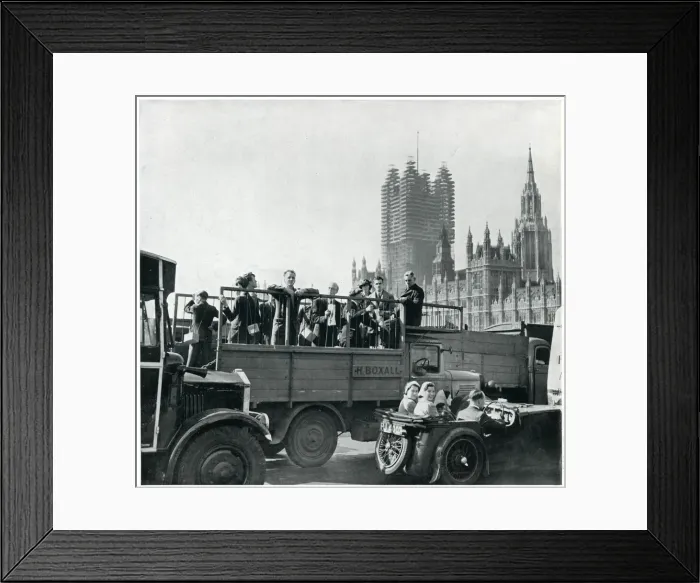 Framed Print : Londoners travelling to work amid wartime delays 1939 Framed Print : Londoners travelling to work amid wartime delays 1939