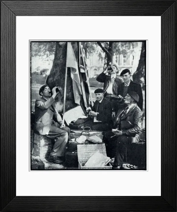 Framed Print : French reservists enjoying lunch in London, September 1939 Framed Print : French reservists enjoying lunch in London, September 1939