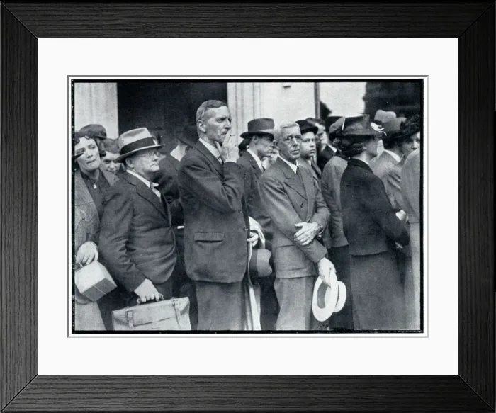 Framed Print : Americans queuing to try and leave Britain, September 1939 Framed Print : Americans queuing to try and leave Britain, September 1939