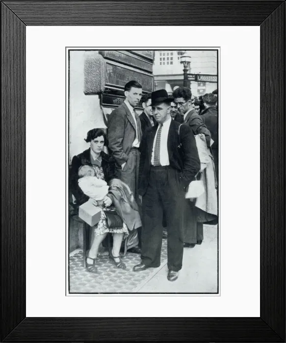 Framed Print : Irish nationals outside the Irish Embassy, September 1939 Framed Print : Irish nationals outside the Irish Embassy, September 1939